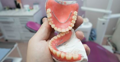 Sve što trebate znati o zubnim protezama: Održavanje i njega